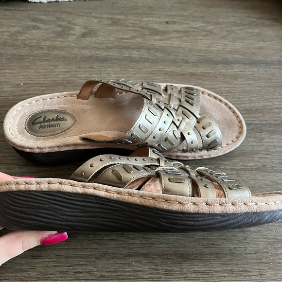 Gold woven crisscross Clark slip on sandals - Picture 2 of 8